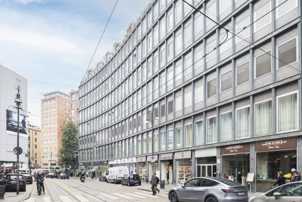 Centro Storico di Milano_01-PF-Archistudio Facciata di un edificio con finestre a nastro in una via del centro storico di Milano