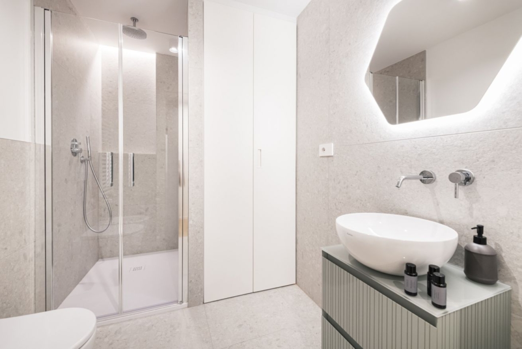 Centro Storico di Milano_07-PF-Archistudio Bagno con doccia in vetro, lavabo d'appoggio e specchio retroilluminato