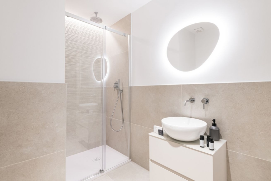 Centro Storico di Milano_08-PF-Archistudio Bagno con box doccia in cristallo, lavabo d'appoggio e specchio ovale illuminato