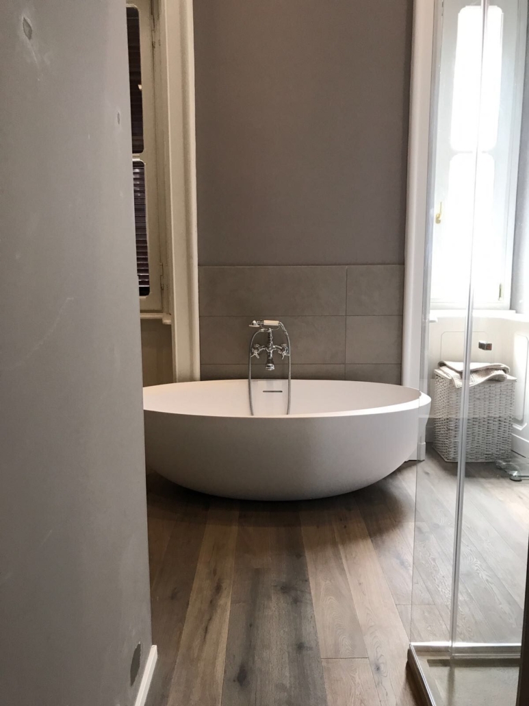 Appartamento Porta Venezia_05-PF-Archistudio Bagno con vasca freestanding visto attraverso il box doccia in vetro