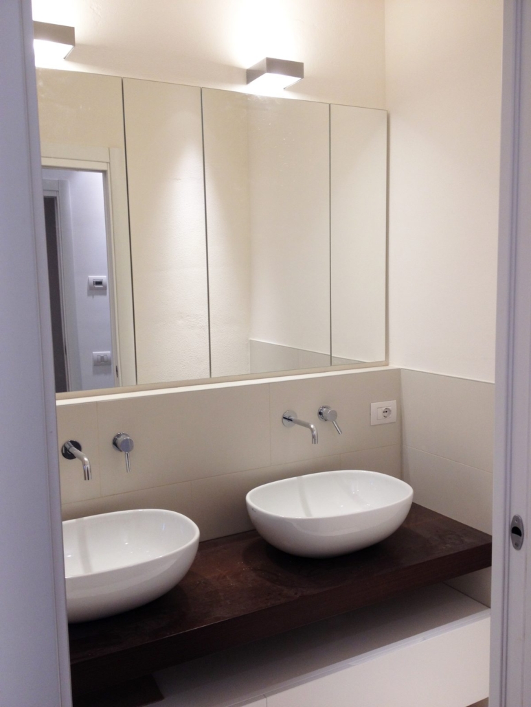 Appartamento Porta Garibaldi_05-PF-Archistudio Bagno con doppio lavabo d'appoggio, rubinetti a parete e specchio contenitore